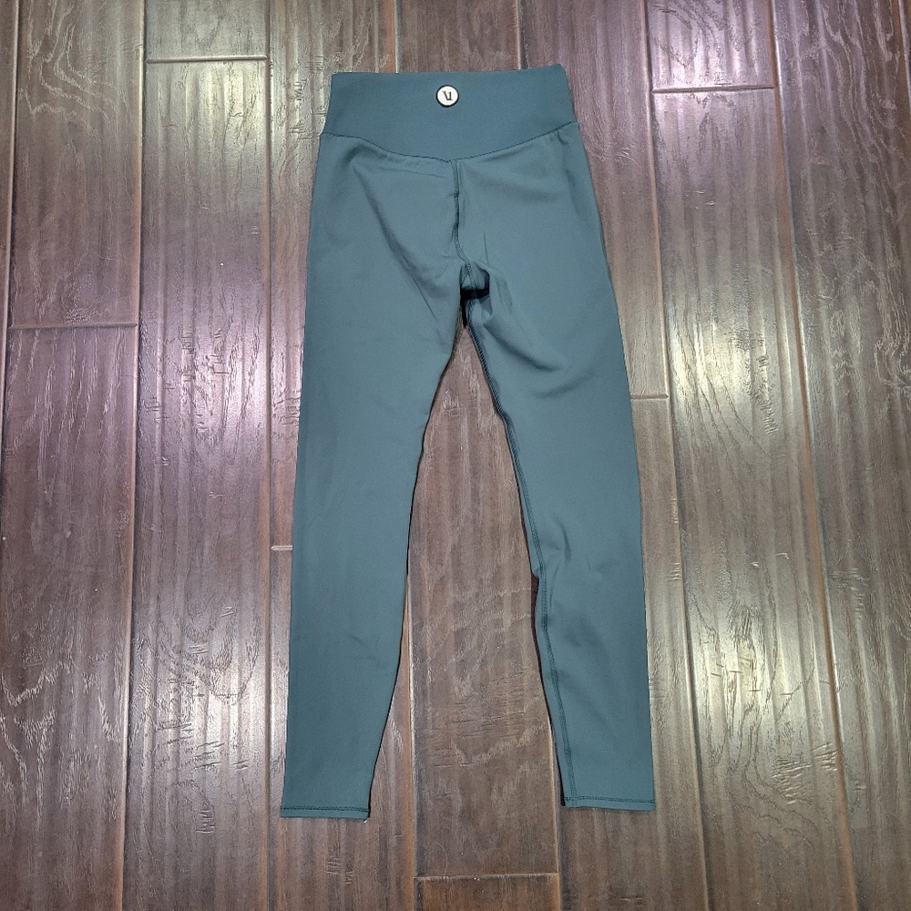 Vuori Womens Chilled Out Leggings Size Medium Green 27” Inseam VW4028